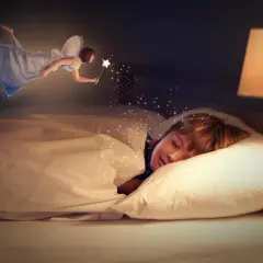 Bajkowa wróżka rzuca magiczny pył na śpiące dziecko, sugerując, jak szybko działa trittico na sen.