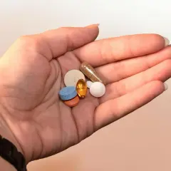 Garść tabletek i kapsułek, które mogą pomóc w regulacji nastroju, łagodząc objawy zespołu serotoninowego.