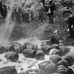 Wylewanie beczek alkoholu podczas prohibicji. To pokazuje, co to była za absurdalna sytuacja.