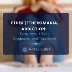 Butelka z napisem "ETHER" obok tekstu o uzależnieniu od eteru.