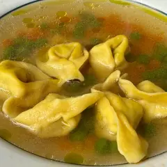 Rosół z tortellini i warzywami, idealny na kaca. Ciepły, sycący, z makaronem i warzywami.