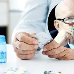 Lekarz trzyma blister z tabletkami, obok butelki z lekami. W tle widać twarz mężczyzny w okularach, który zastanawia się nad lekami, być może nad barbituranami.