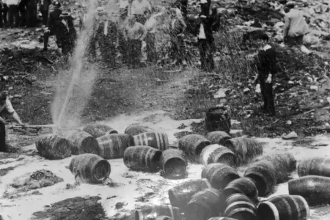 Wylewanie beczek alkoholu podczas prohibicji. To pokazuje, co to była za absurdalna sytuacja.