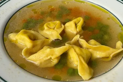 Rosół z tortellini i warzywami, idealny na kaca. Ciepły, sycący, z makaronem i warzywami.
