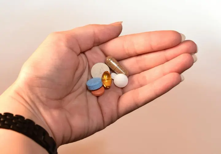 Garść tabletek i kapsułek, które mogą pomóc w regulacji nastroju, łagodząc objawy zespołu serotoninowego.