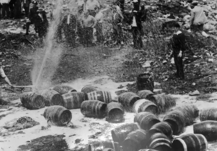 Wylewanie beczek alkoholu podczas prohibicji. To pokazuje, co to była za absurdalna sytuacja.