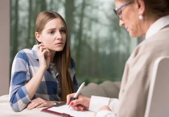 Młoda kobieta rozmawia z terapeutką. Czy to synestezja, co to za zjawisko?