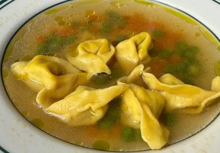 Rosół z tortellini i warzywami, idealny na kaca. Ciepły, sycący, z makaronem i warzywami.