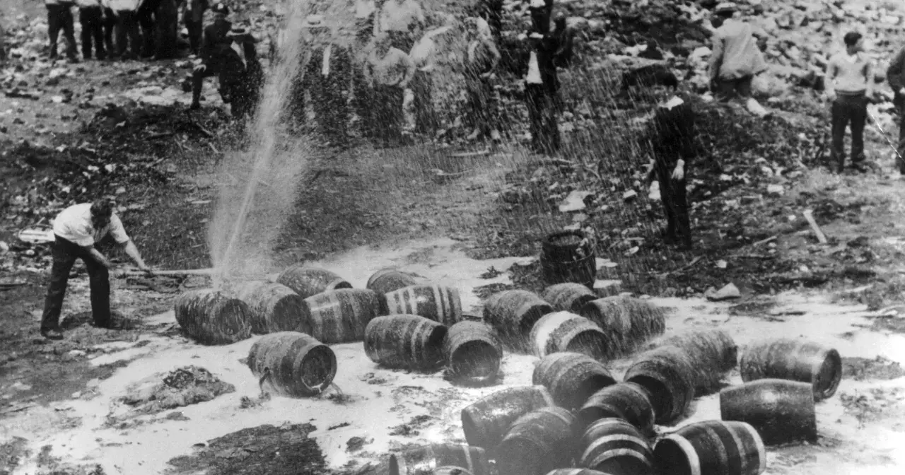 Wylewanie beczek alkoholu podczas prohibicji. To pokazuje, co to była za absurdalna sytuacja.