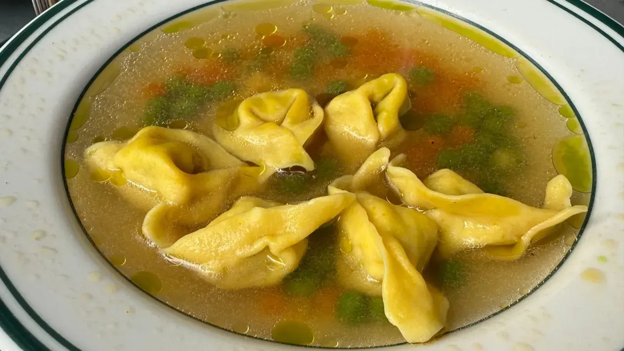 Rosół z tortellini i warzywami, idealny na kaca. Ciepły, sycący, z makaronem i warzywami.