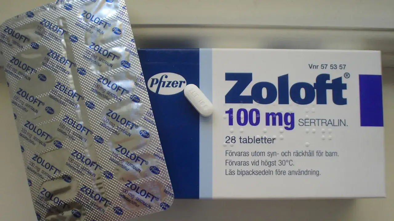 Opakowanie leku Zoloft 100 mg z sertraliną i blister z tabletkami.