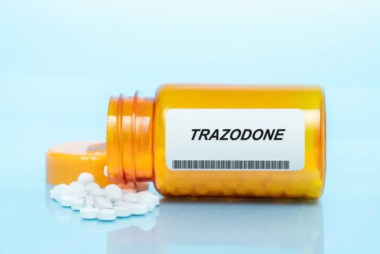 Trazodone - jak szybko działa na sen? Tabletki wypadające z pomarańczowej buteleczki.