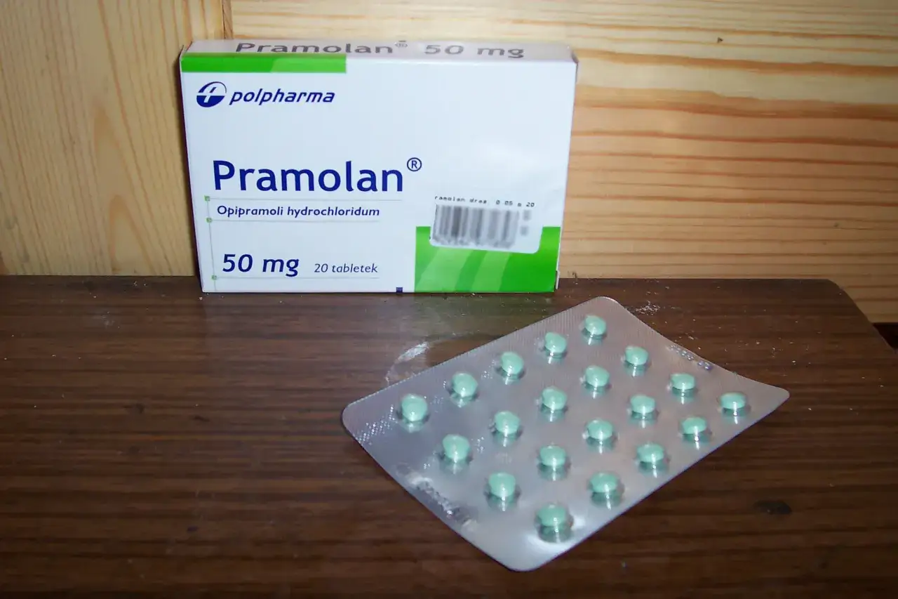 Opakowanie leku Pramolan 50 mg od Polpharmy i blister z zielonymi tabletkami.